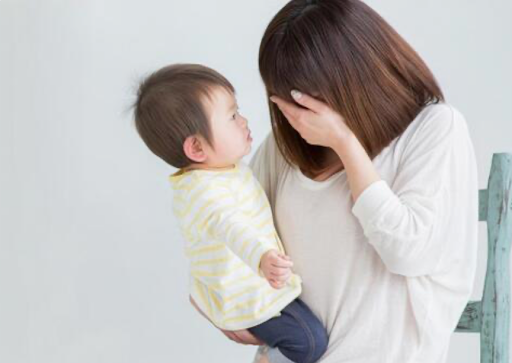 育児の悩みを抱える母親